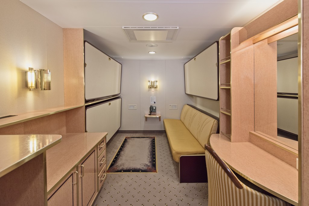 Hurtigruten MS Finnmarken Polar inside 4 Berth _B_.jpg